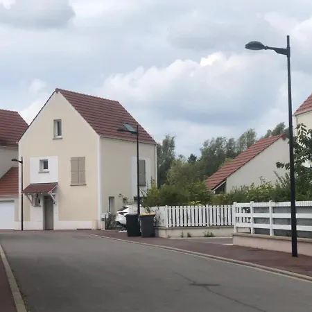 Apartamento Lilya House Saint-Pierre-du-Perray